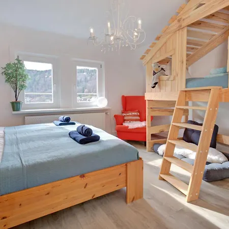 Familienglueck Im Schwarzwaldhaus Mit Schlossblick ノイエンビュルク